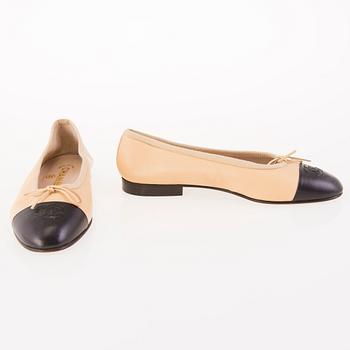CHANEL, BALLERINAS i storlek 36.