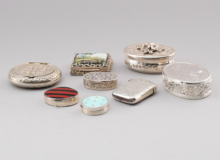 SAMLING DOSOR SAMT TÄNDSTICKSHÅLLARE, 8 st, silver, 1900-talets första hälft. Vikt ca 234 gram.