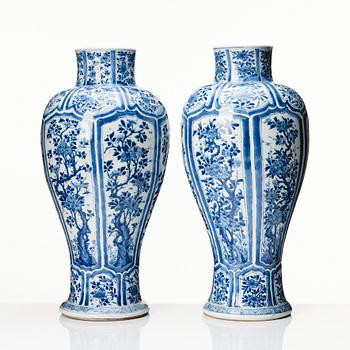 A pair of blue and white vases, Qing dynasty, Kangxi (1662-1722).