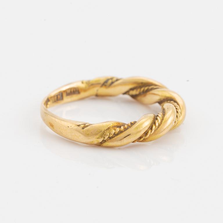 18K gold ring.