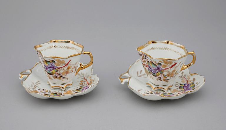 TEKOPPAR MED FAT, ett par, porslin, Kusnetzoff, Ryssland omkring 1900.