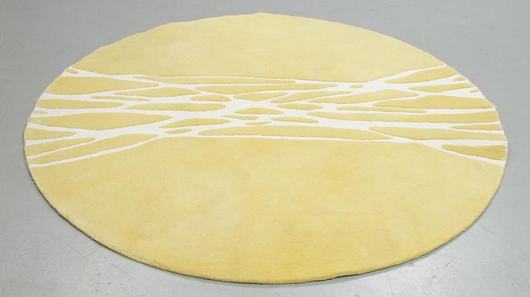 A carpet, "Segments", Barbara Hosak. hand tufted, Kateha, diameter 216 cm.
