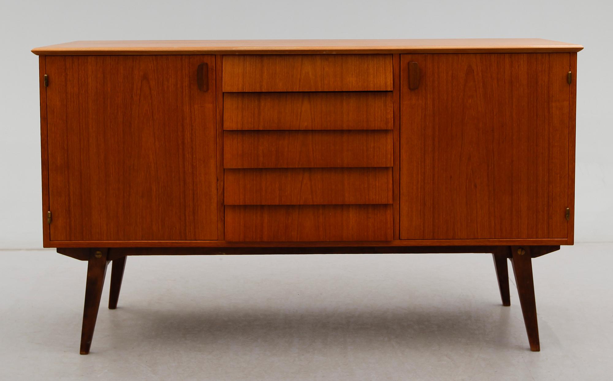 SIDEBOARD, 1900-talets mitt.