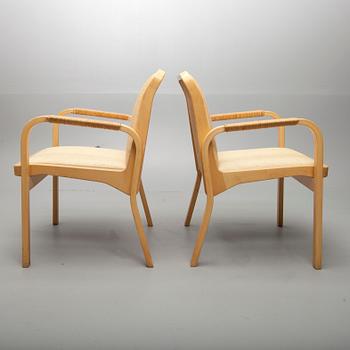 KARMSTOLAR, ett par, modell 45, Alvar Aalto, Artek. Modellen formgiven 1947.