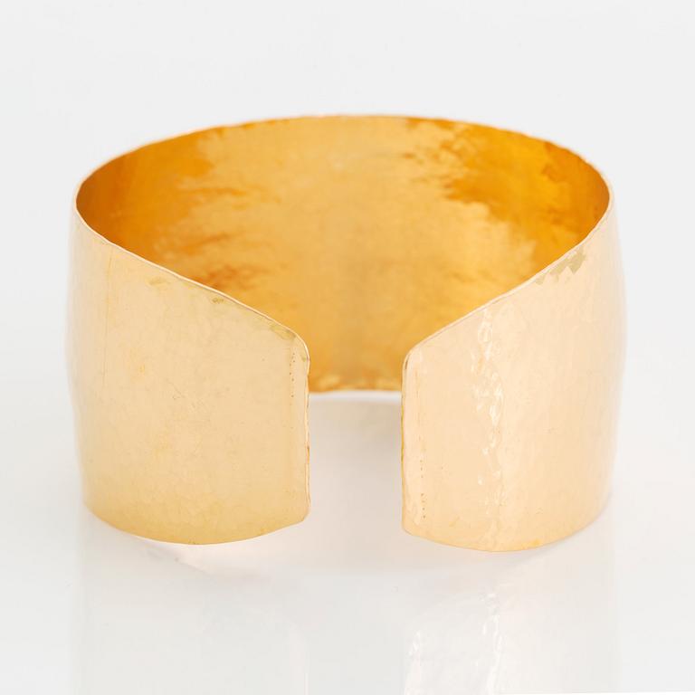 An 18K gold bangle.