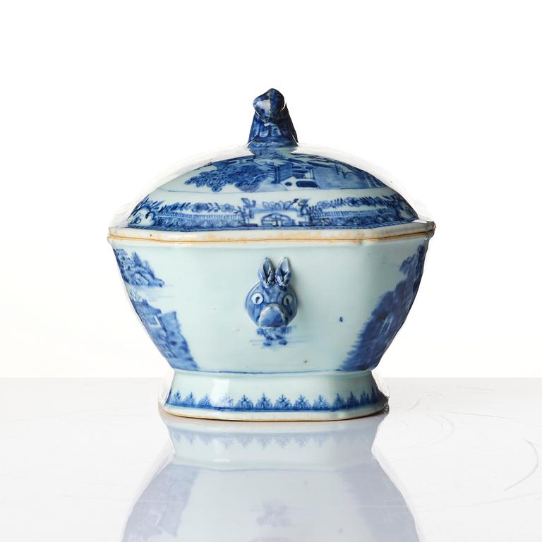 A blue and white export porcelain tureen with cover, Qing dynasty, Qianlong (1736-95).