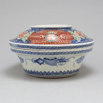 TERRIN med LOCK, porslin. Japan, Meiji (1868-1912).