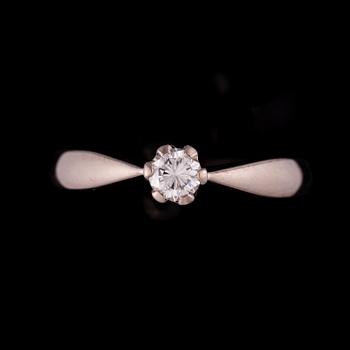 RING, vitguld 18K, diamant 0,15 ct. Vikt 2,7 g.