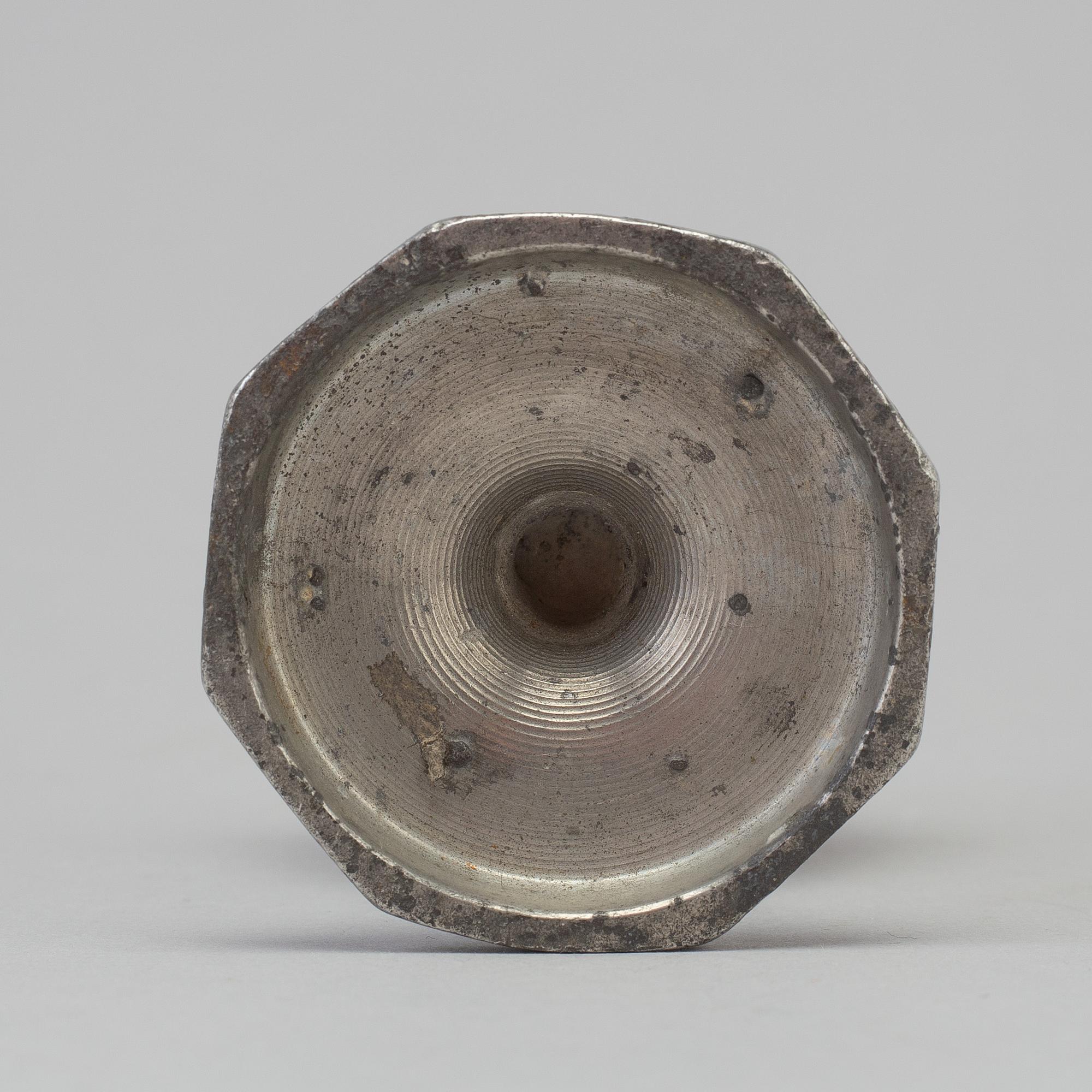 A 17TH CENTURY PEWTER SHAKER.