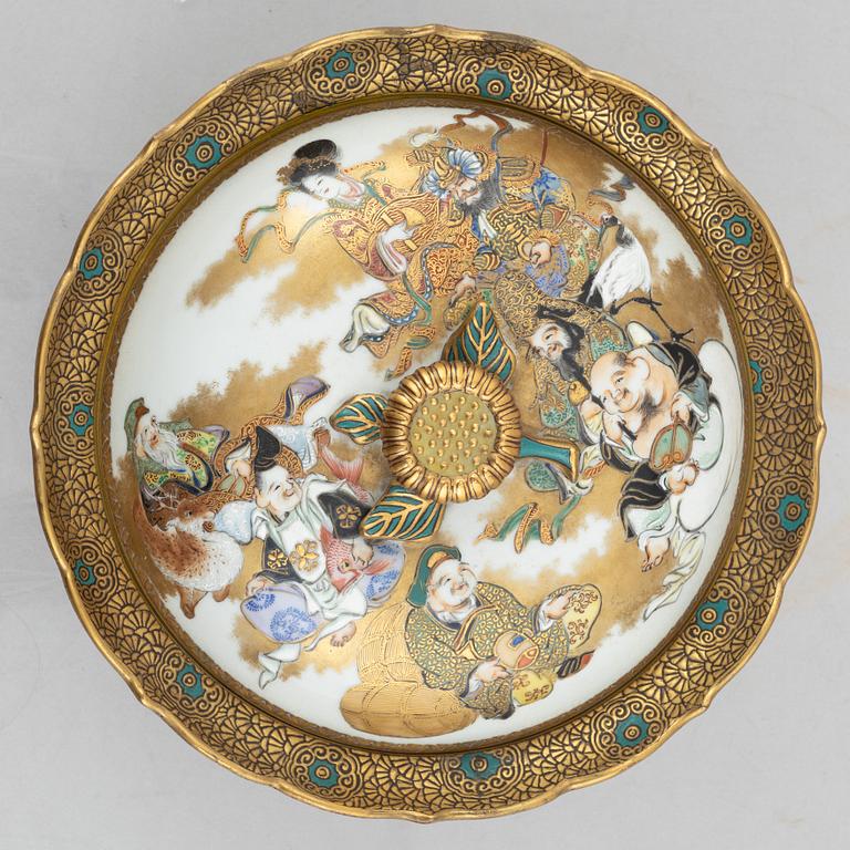 A Japanese porcelain tureen with cover and a lacquer box with cover, early 20th century.
