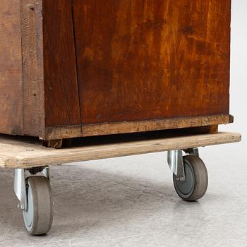 Chest of drawers, late Gustavian, circa 1800.