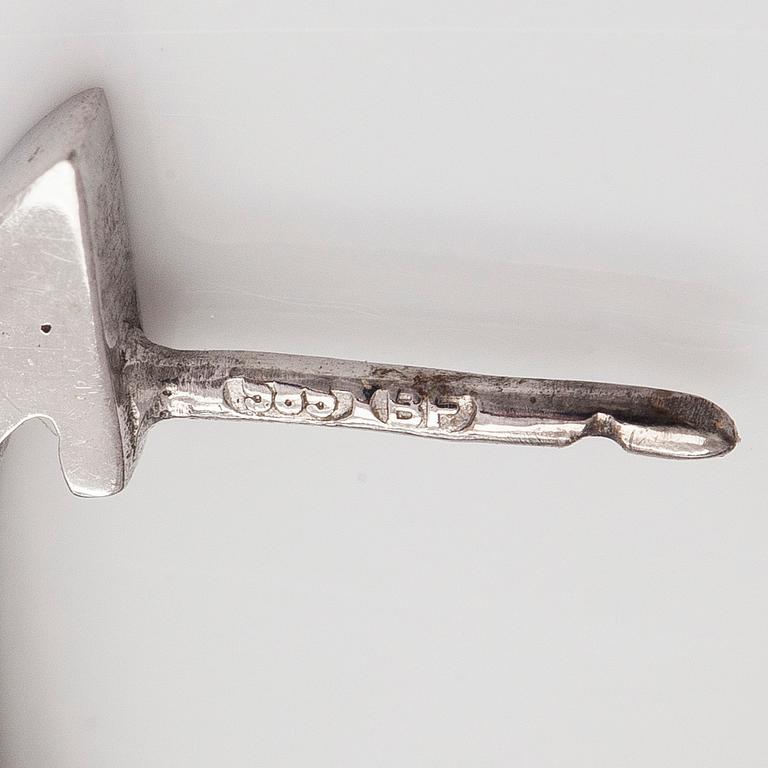 Örhängen, briljantslipade svarta och färglösa diamanter, 14K vitguld.