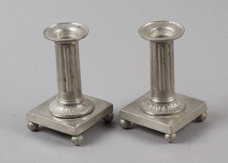 LJUSSTAKAR, ett par, tenn, sengustavianska, Martin Artedius, Norrköping 1800.