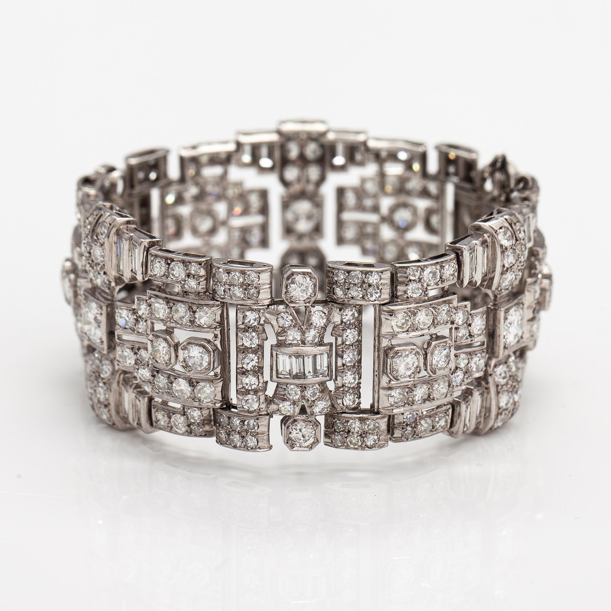 An art deco style platinum bracelet with diamonds ca. 17.85 ct in total.
