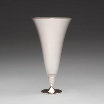 A Wiwen Nilsson silver vase, Lund 1925.