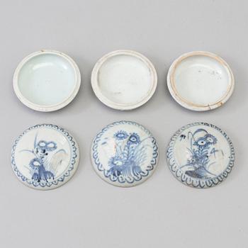 Three blue and white cosmetica boxes with cover, Qing dynasty, Kangxi (1662-1722). 'The Cau Ma shipwreck'.