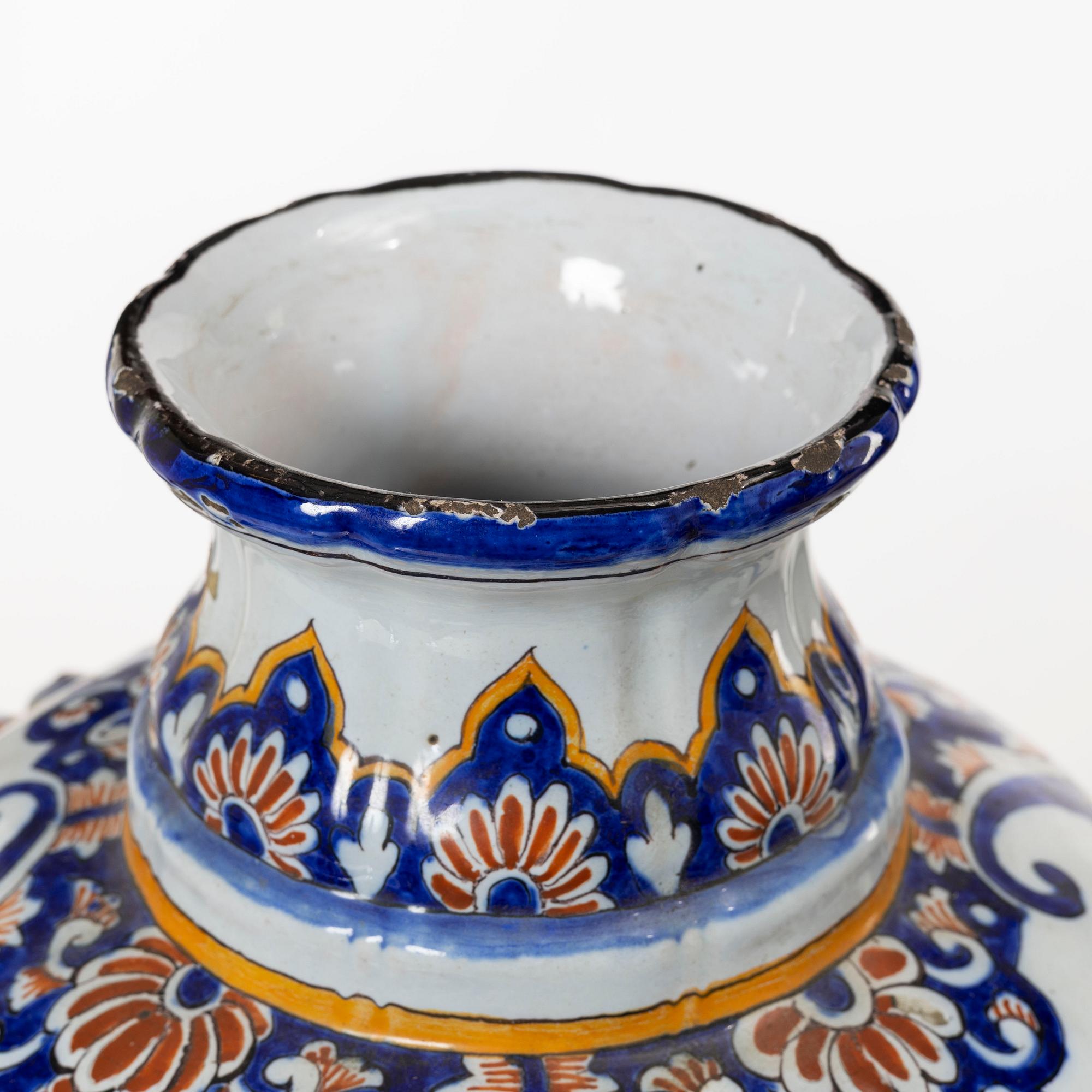 Urnor med lock, fajans, Frankrike, 1800-tal.