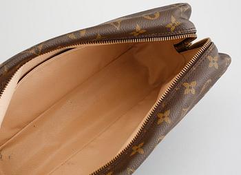 A Louis Vuitton "Trousse Toilette 28" beauty bag.