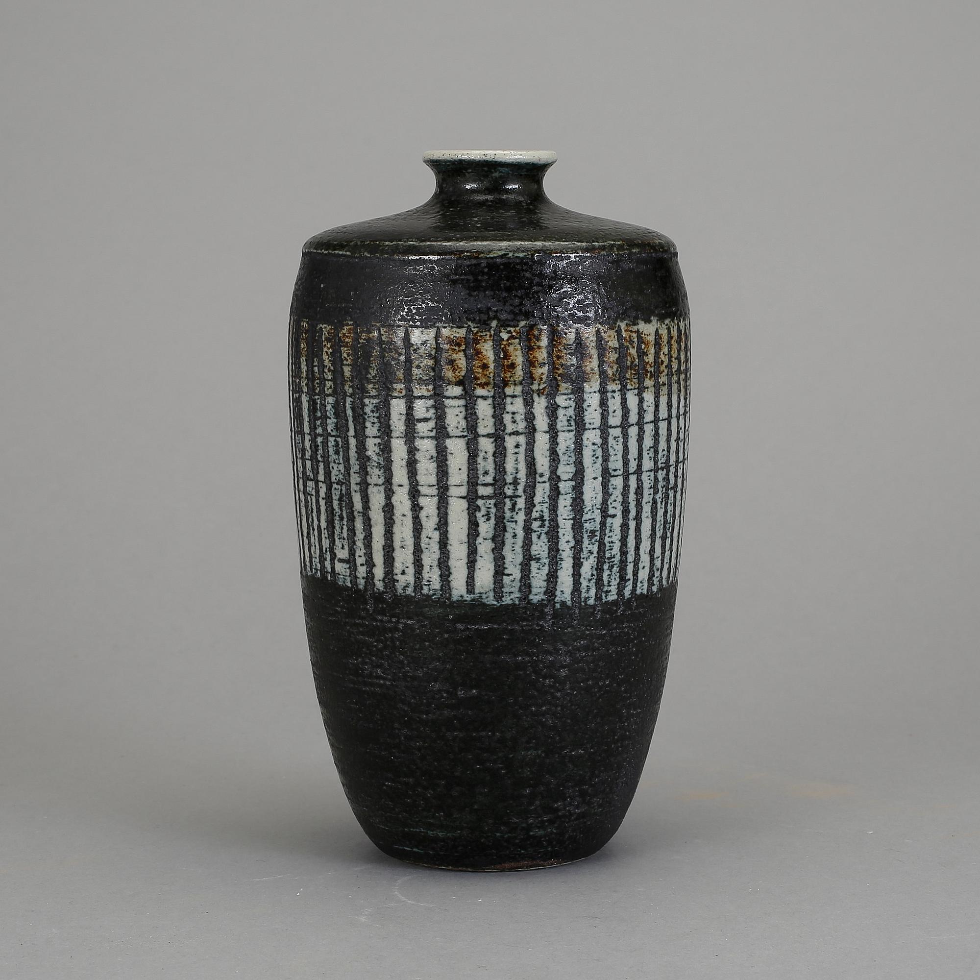 VAS, chamotterat stengods, Anders Bruno Liljefors, Gustavsberg studio 1952.