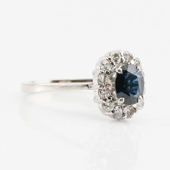 Ring 18K vitguld med en ovalt fasetterad safir samt runda briljantslipade diamanter.