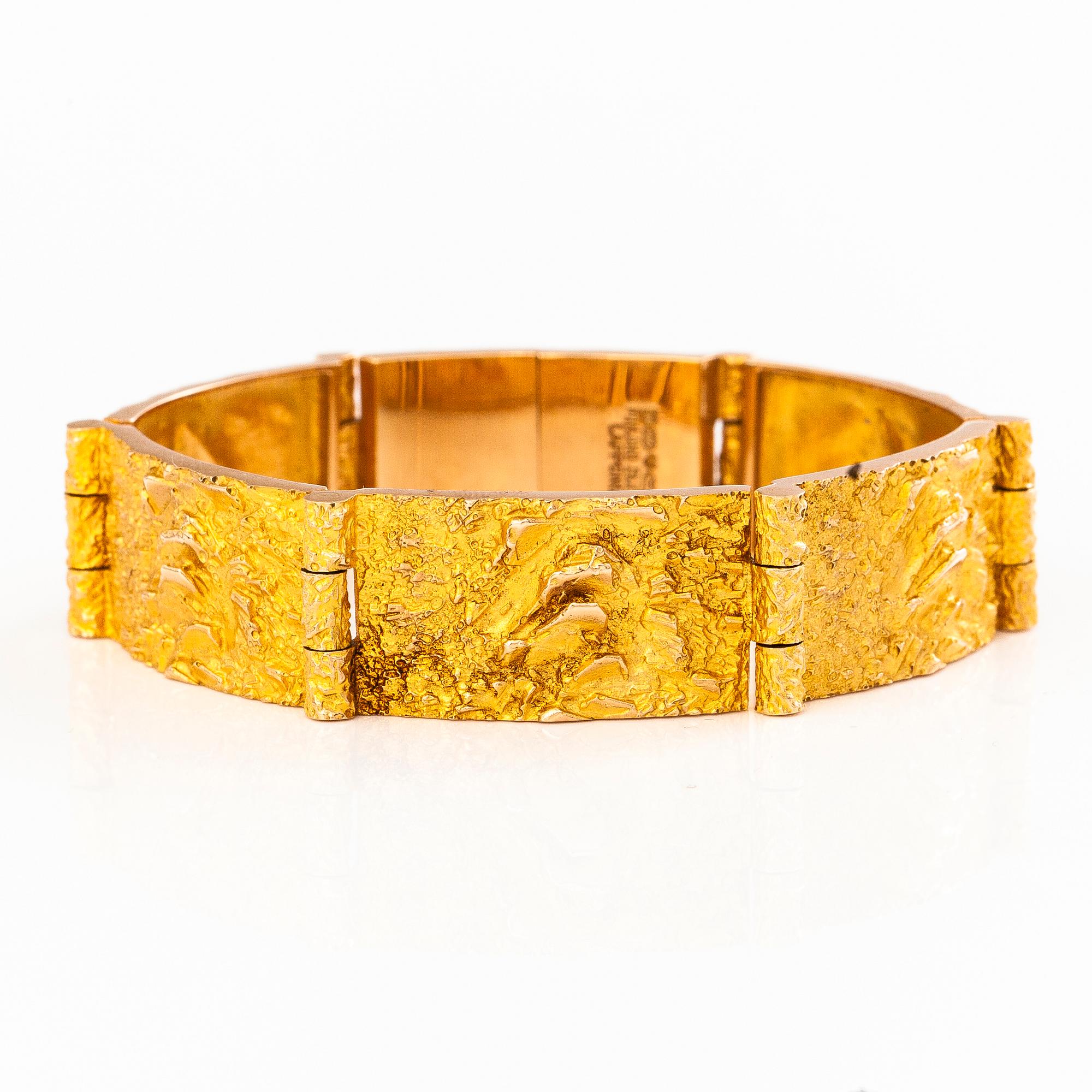 BJÖRN WECKSTRÖM, A 14K gold bracelet " Velvet Clouds". Lapponia 1972.