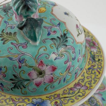 A porcelain lidded urn, China, 20th Century.