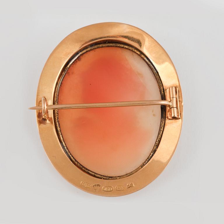 BROSCH, 18K guld med skuren snäckslakscamé, Finska mästar stämplar, Helsingfors, 1925. Vikt 12,9 gram.