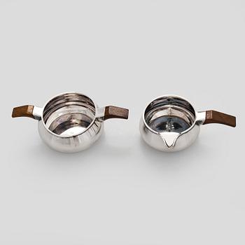 Anna-Greta Eker, Sokerikko ja kermakko, hopeaa ja mahonkia, Auran Kultaseppä oy, Turku 1963.