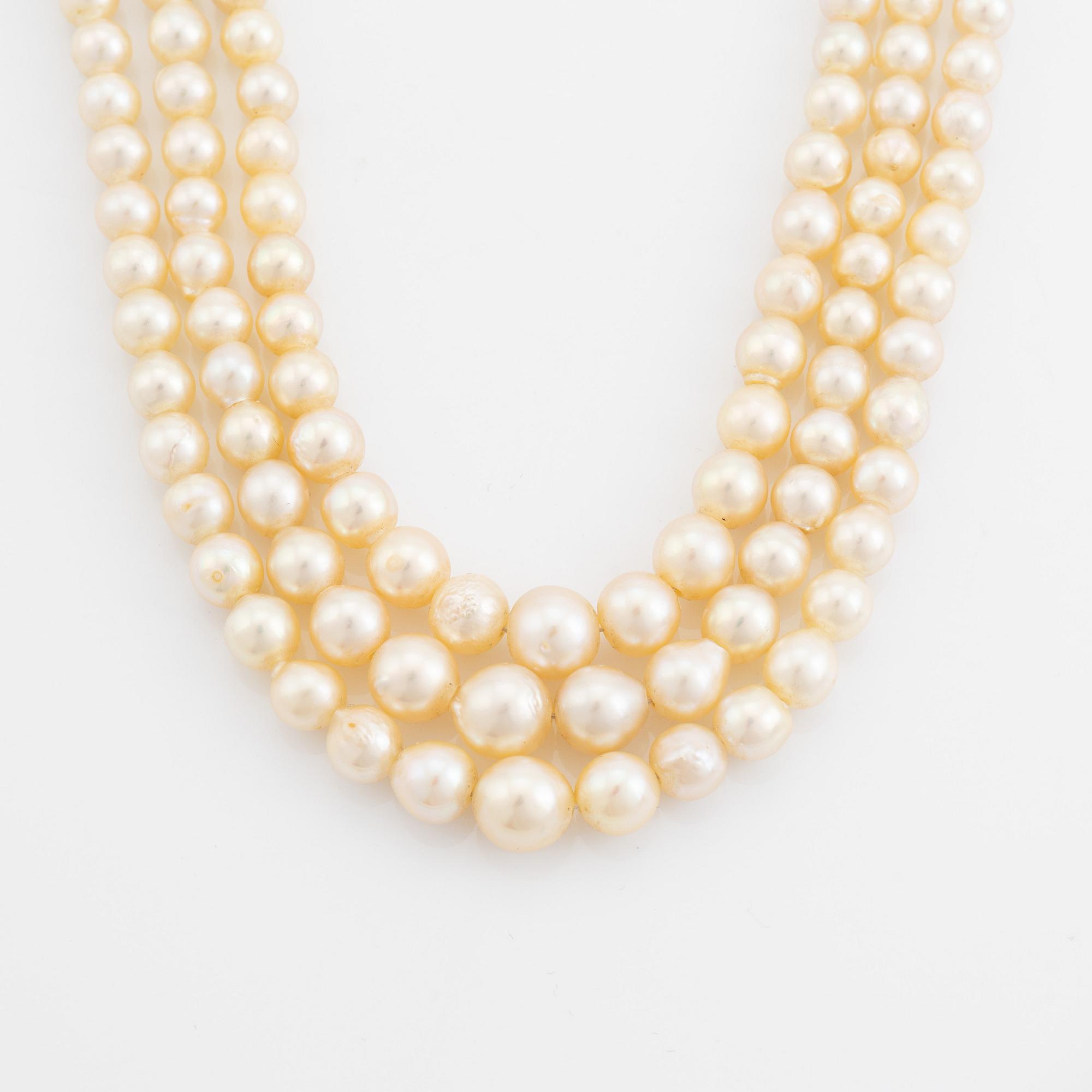 Cultured three strand pearl necklace, clasp silver.