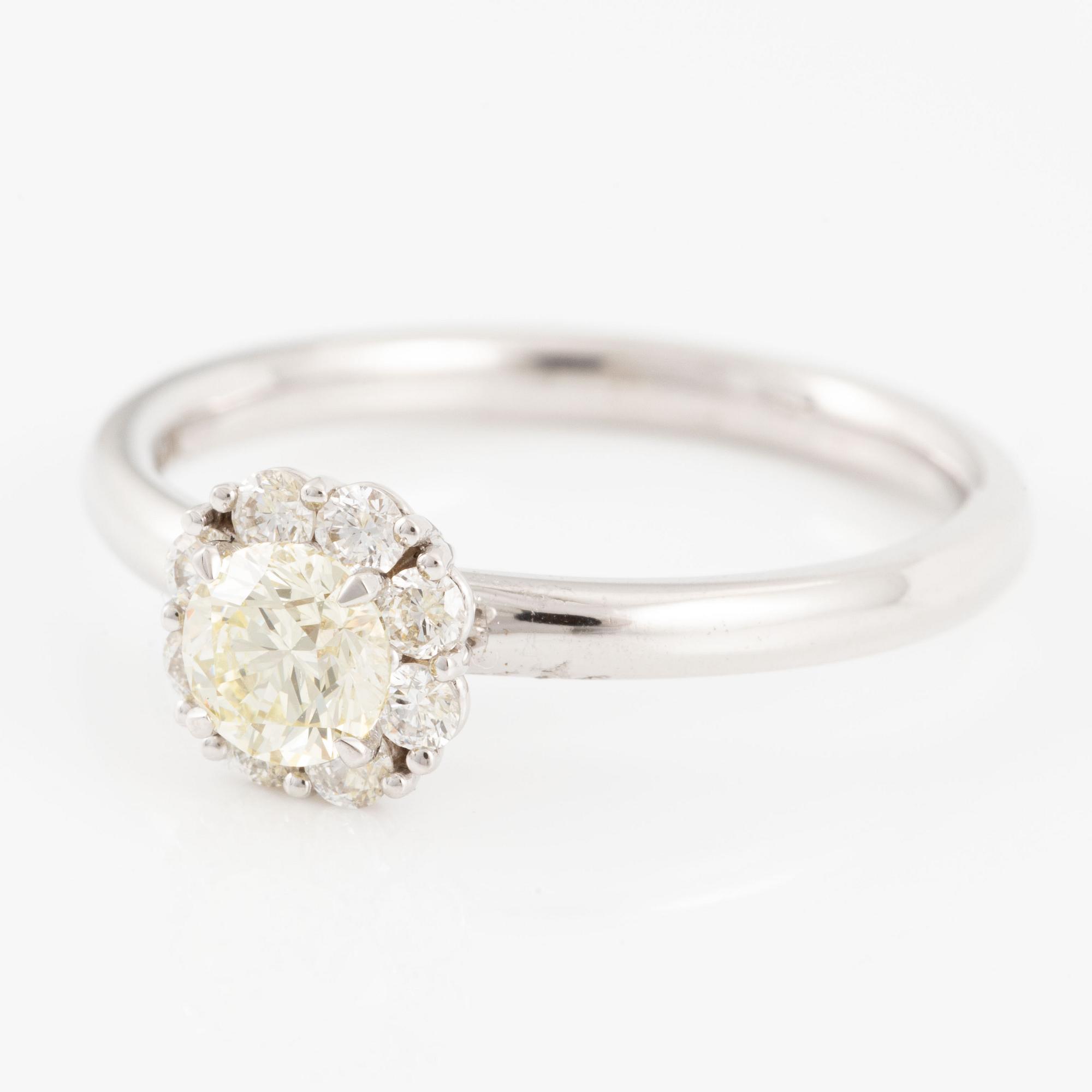 Ring with brilliant-cut diamonds.