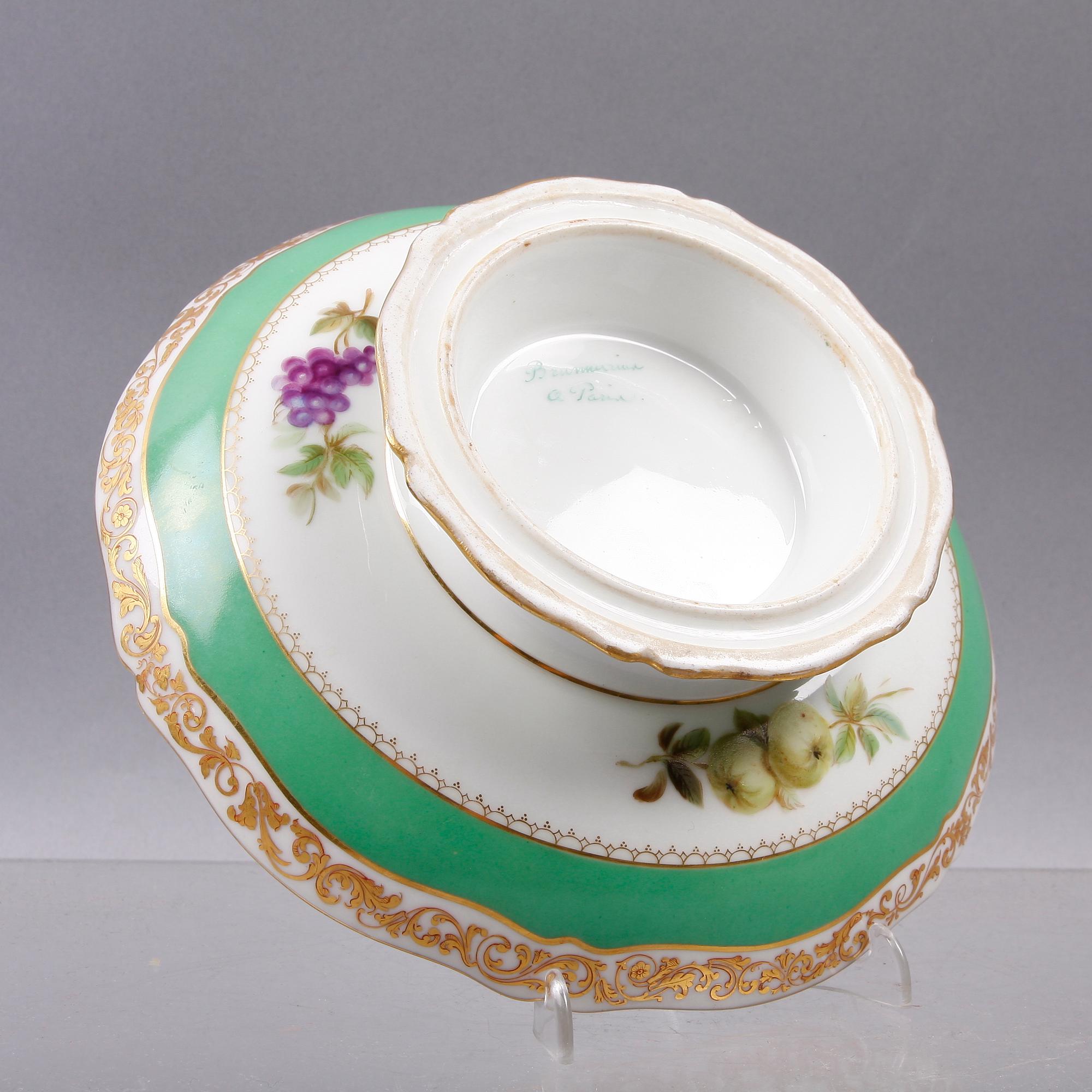 FAT PÅ FOT, porslin, Paris. 1800/1900-tal.