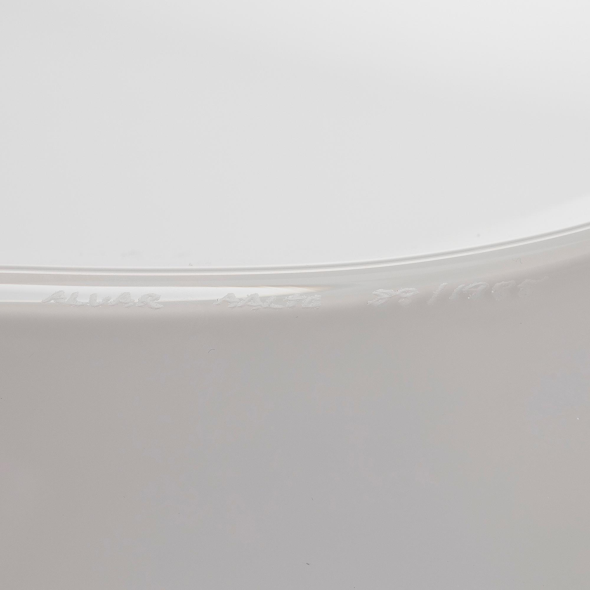 Alvar Aalto, A '3028' dish signed Alvar Aalto Iittala, 89/1985.