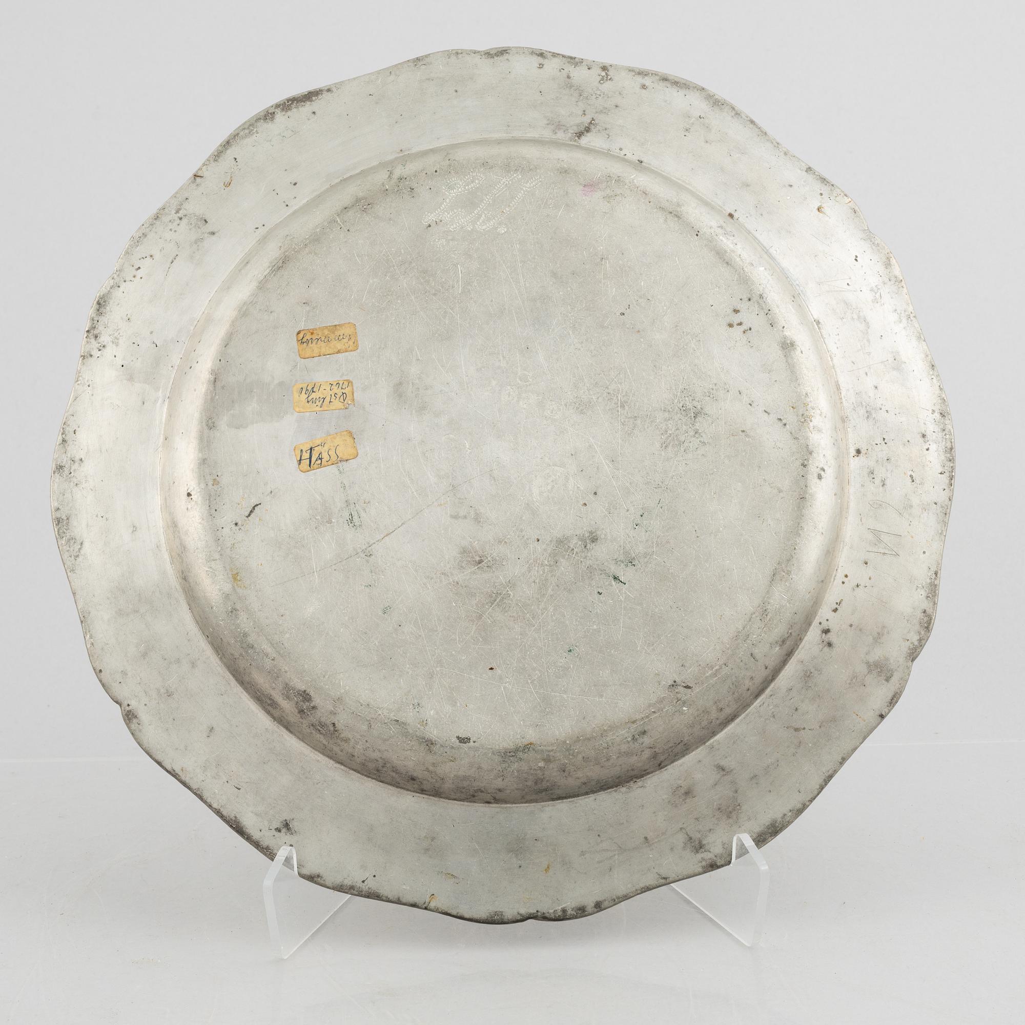 A rococo pewter charger by G. Östling, Vimmerby 1772.