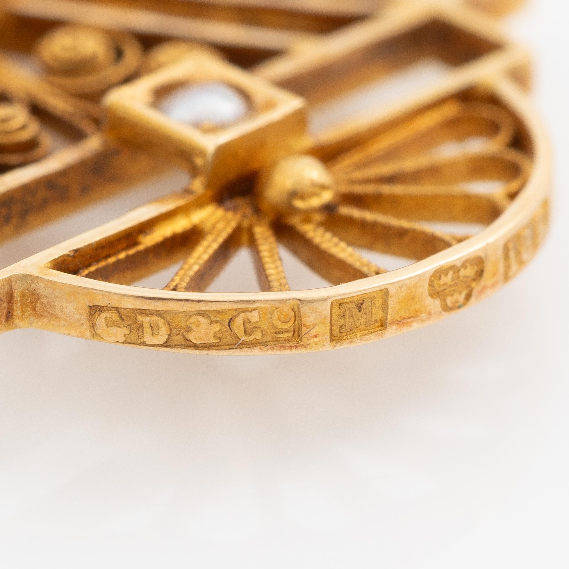 Pendant, 18K gold with small pearls and blue synthetic spinel, 1940s.