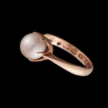 RING, 14K guld, pärla. Helsingfors, 1964. Vikt ca 3,7 g.