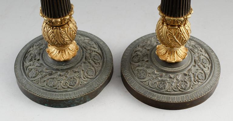 LJUSSTAKAR, 1 par, förgylld brons, empire, 1800-talets första hälft.