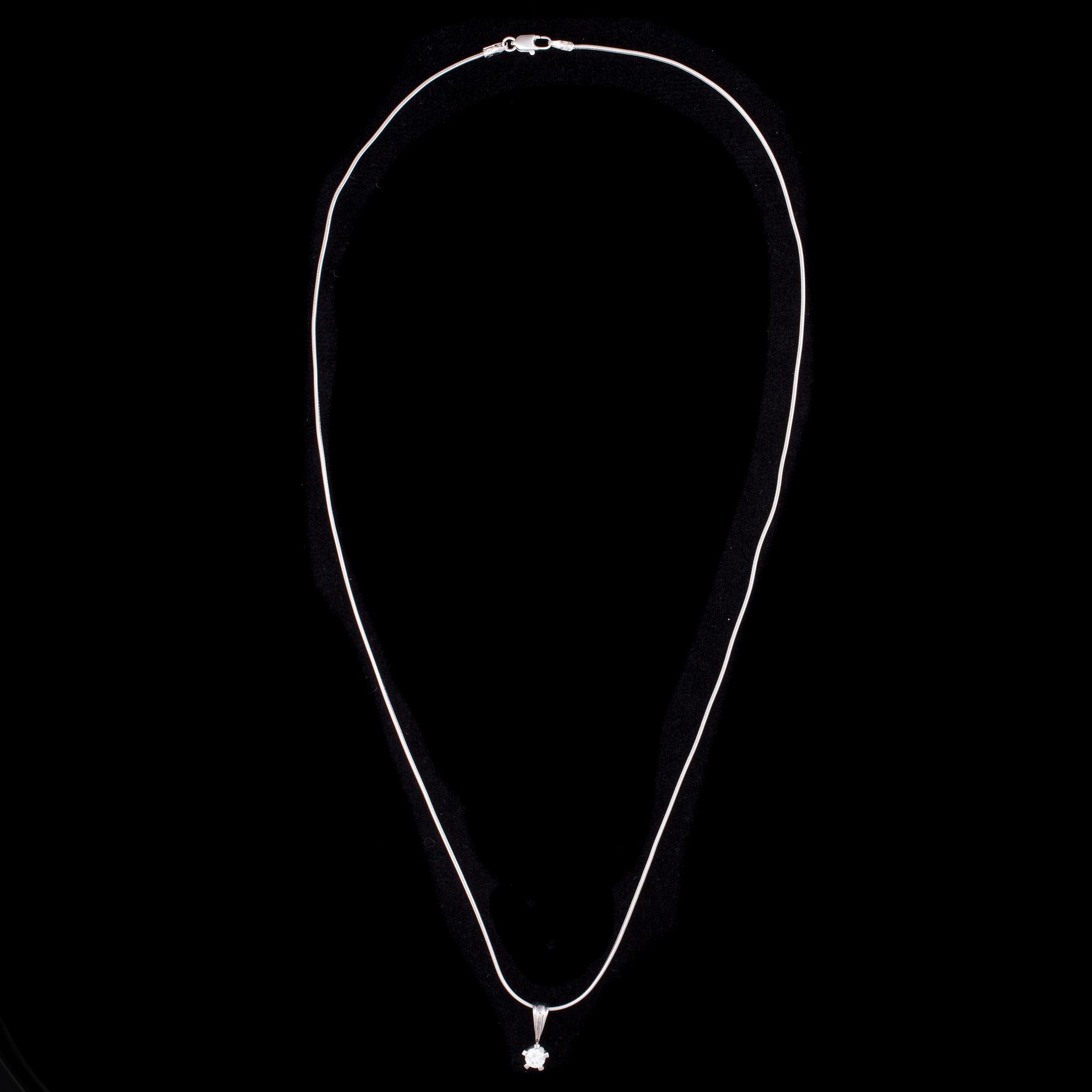 HÄNGSMYCKE 18K vitguld, briljantslipad diamant ca 0,33 ct, Kultakeskus. KED 14K vitguld. Vikt tot. 6 g.