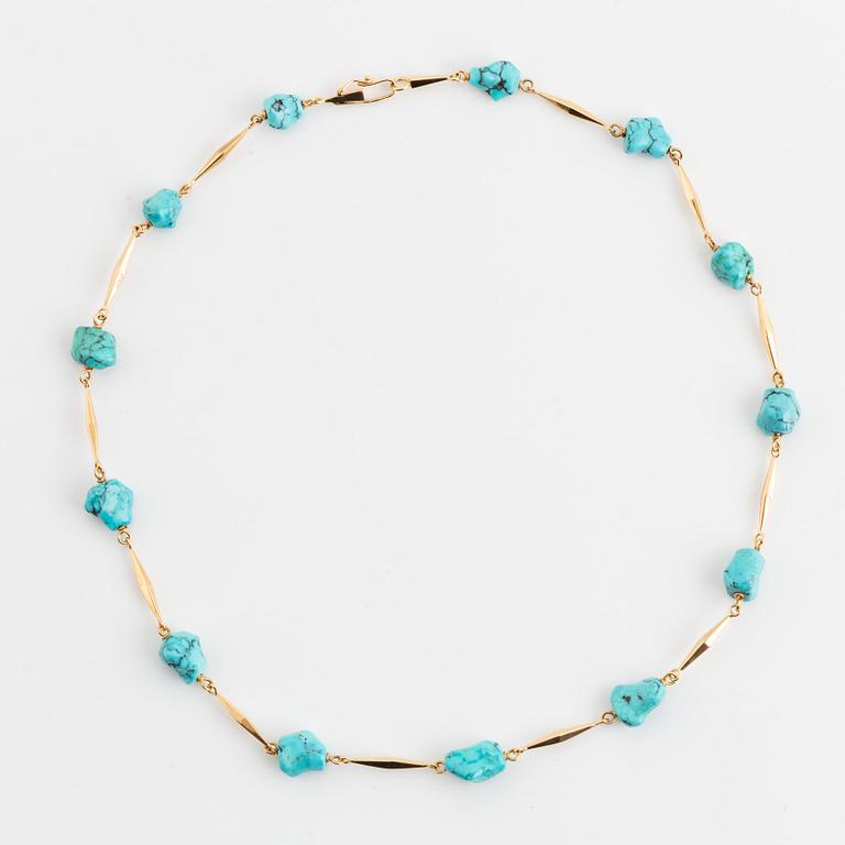 Arvo Saarela, Halscollier stavar i guld och turkoser.