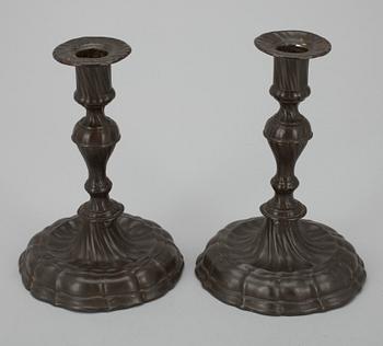 LJUSSTAKAR, ett par, tenn, rokoko, 1700-tal.