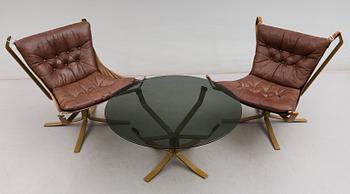 FÅTÖLJER, 1 PAR SAMT BORD, "Falcon chair", Sigurd Ressel, 1900-talets andra hälft.