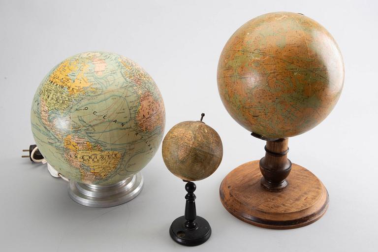 Jordglob, 2 st, och en Himmelsglob, 1900-tal.