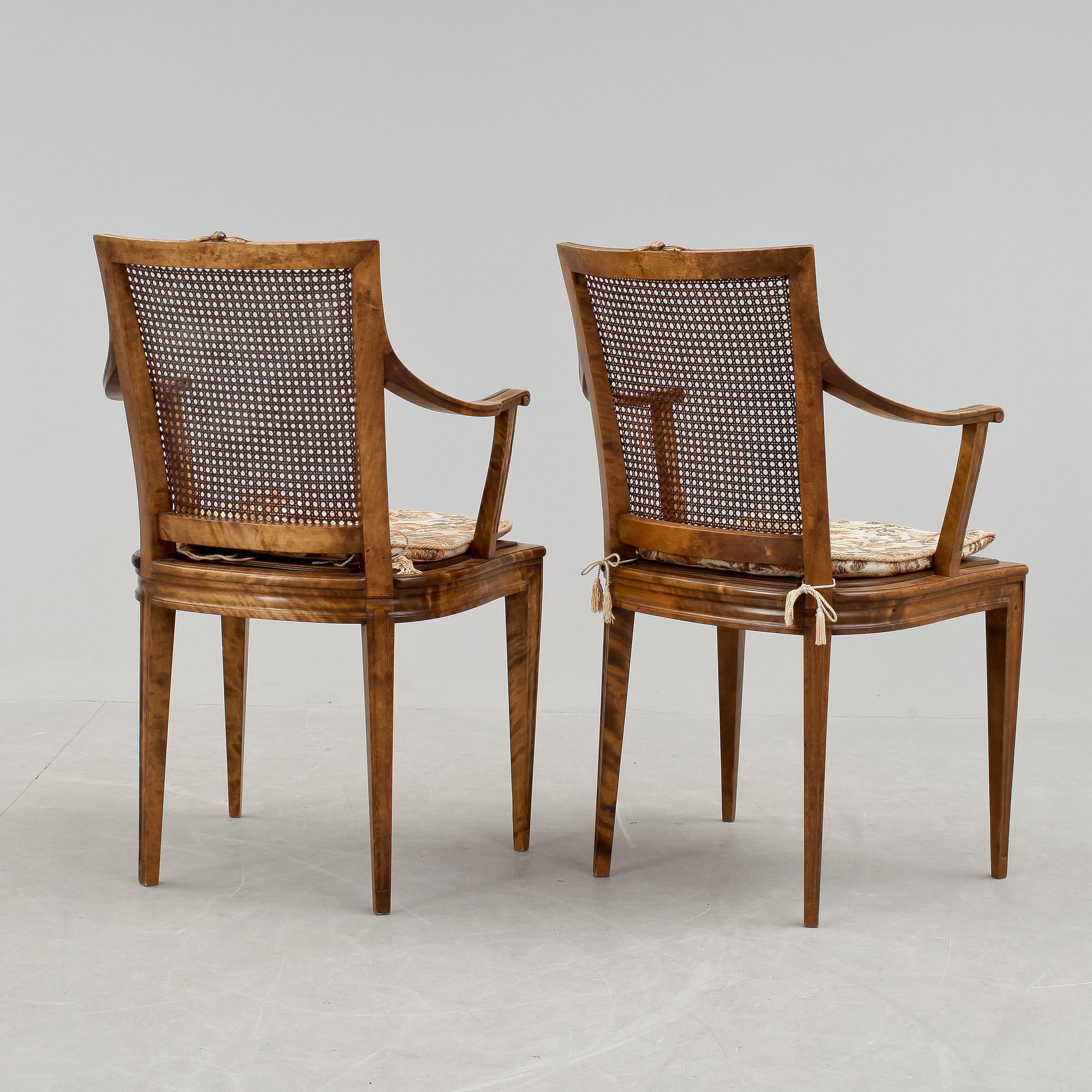 KARMSTOLAR, ett par, gustaviansk stil, 1900-talets första hälft.