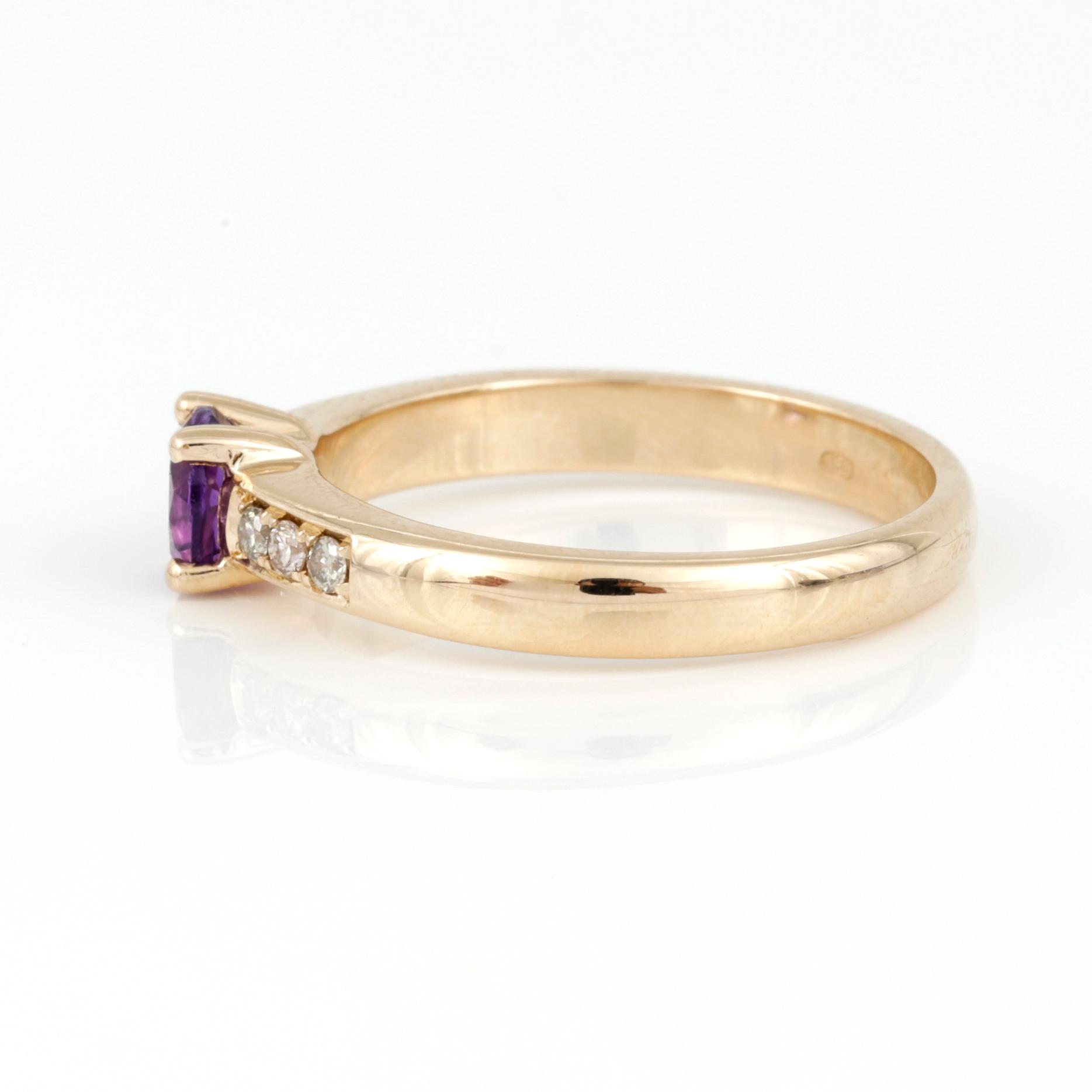 RING, 14K guld med rund fasetterad ametist ca 0,44 ct och briljantslipade diamanter tot ca 0,11 ct. Vikt 3,75 g.