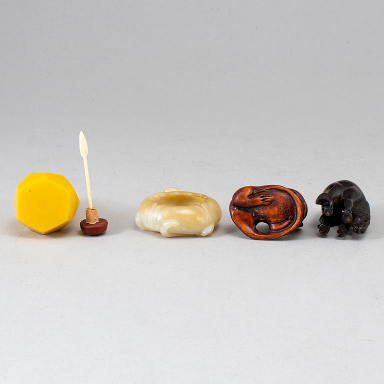 PENSELBAD, nefrit, SNUSFLASKA, glas, samt NETSUKE, två stycken. Kina och Japan, 1900-tal.