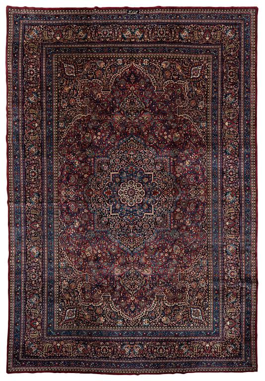 A 1920s Meshed 'Amoghli' carpet, ca 526,5 x 356 cm.