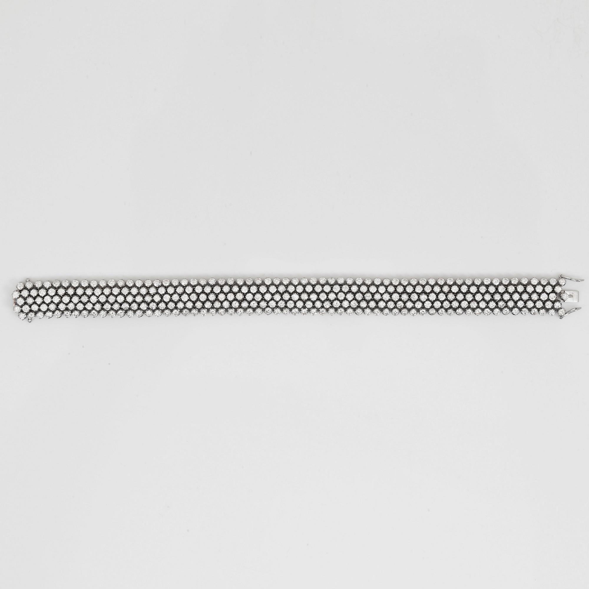 A brilliant cut diamond bracelet circa 15.00 ct.