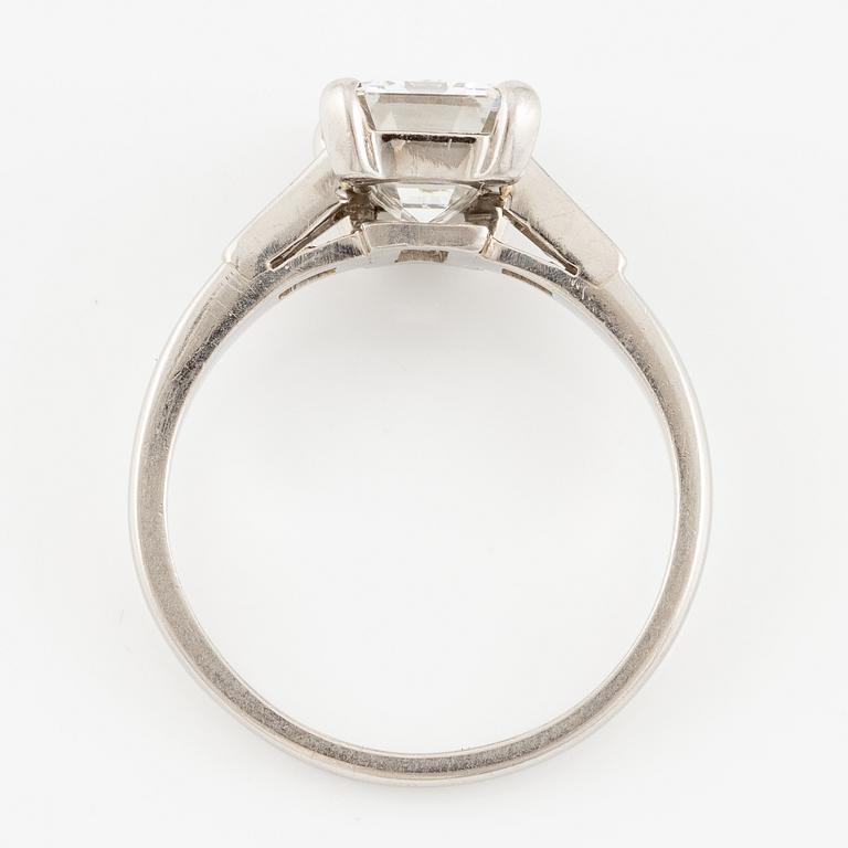 A platinum ring with an emerald-cut diamond 2.31 ct.