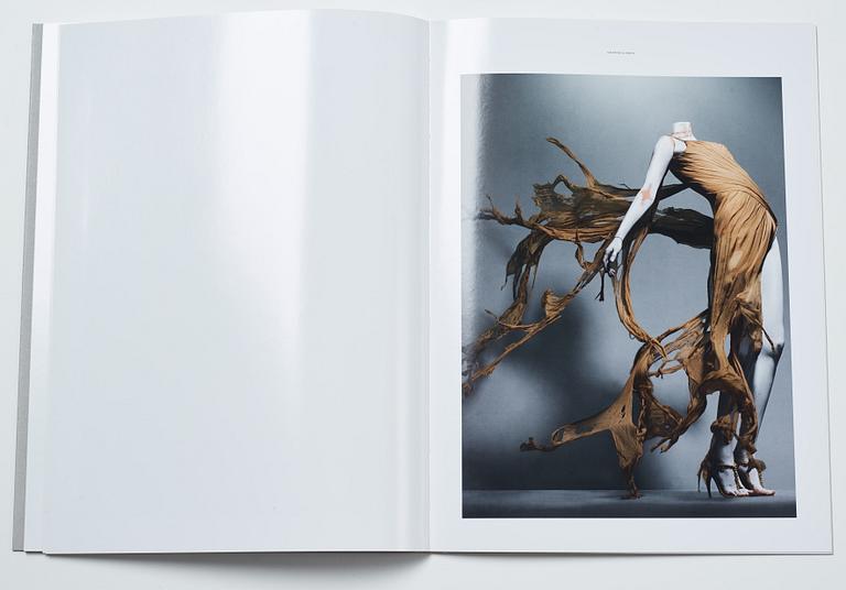 Sølve Søndsbø, bok Pictures from Savage Beauty signed.