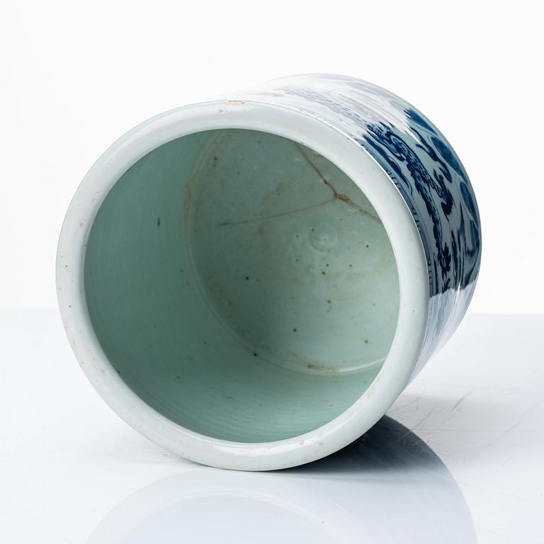 A blue and white brush pot, Qing dynasty, 19th Century.