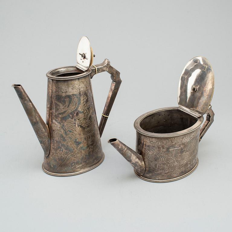 a EPNS teapot and coffeepot with Willow-pattern by Elkington & Co, England.
